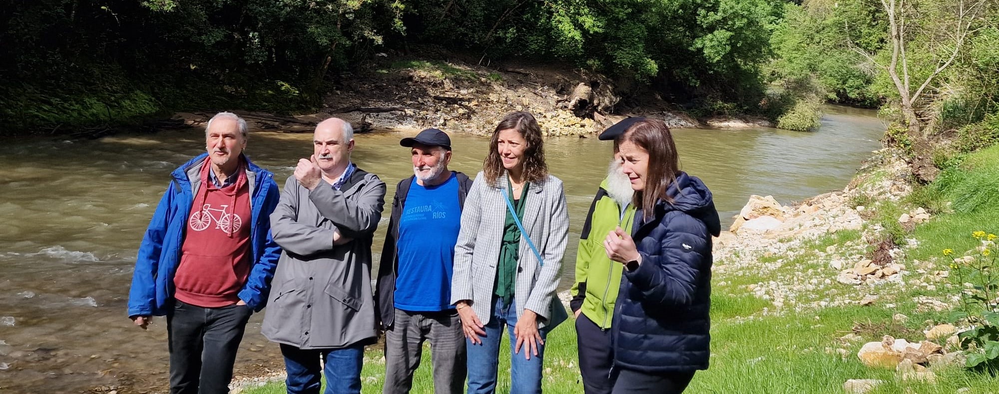 La comisaria de Aguas, Miriam Pardos, acompaña al consejero de Desarrollo Rural de Navarra, José Mª Aierdi, en su visita a la intervención realizada en el río Ega, a la altura del Molino de Arkixa