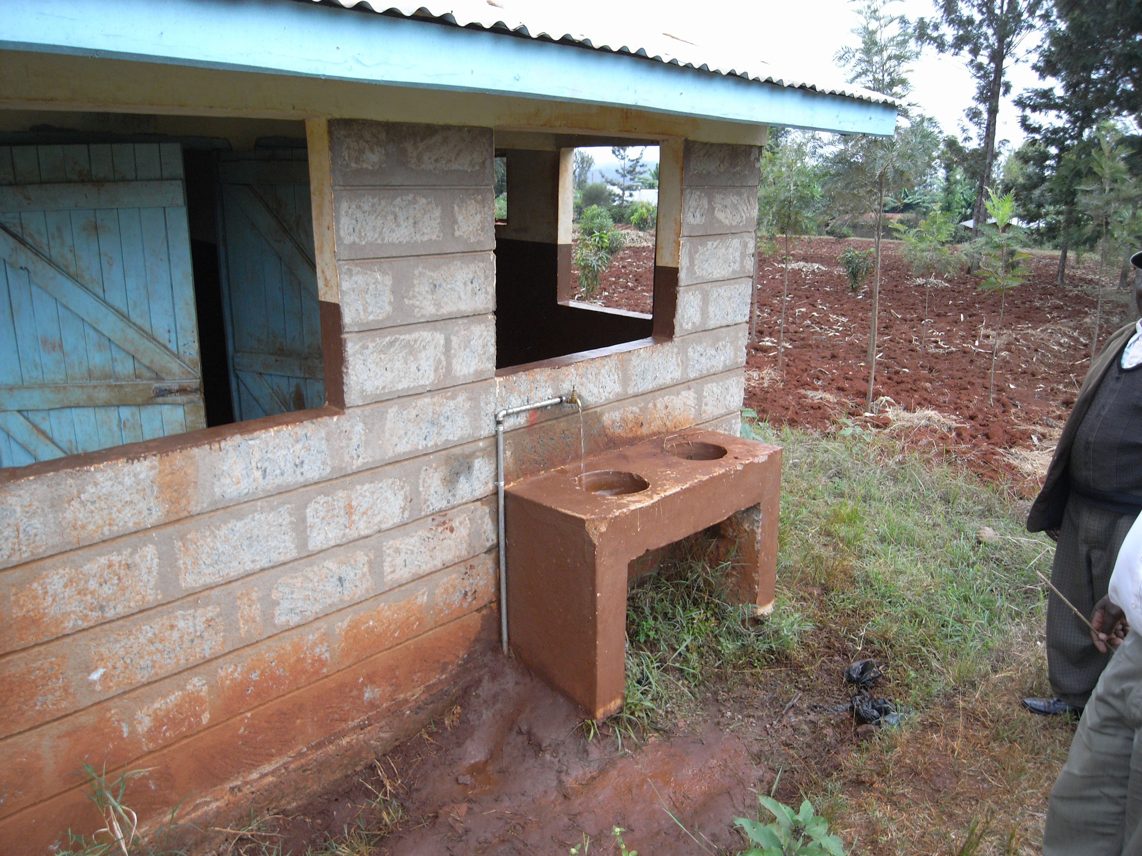 Agua corriente en la salida de las letrinas de la escuela de Kawamanda